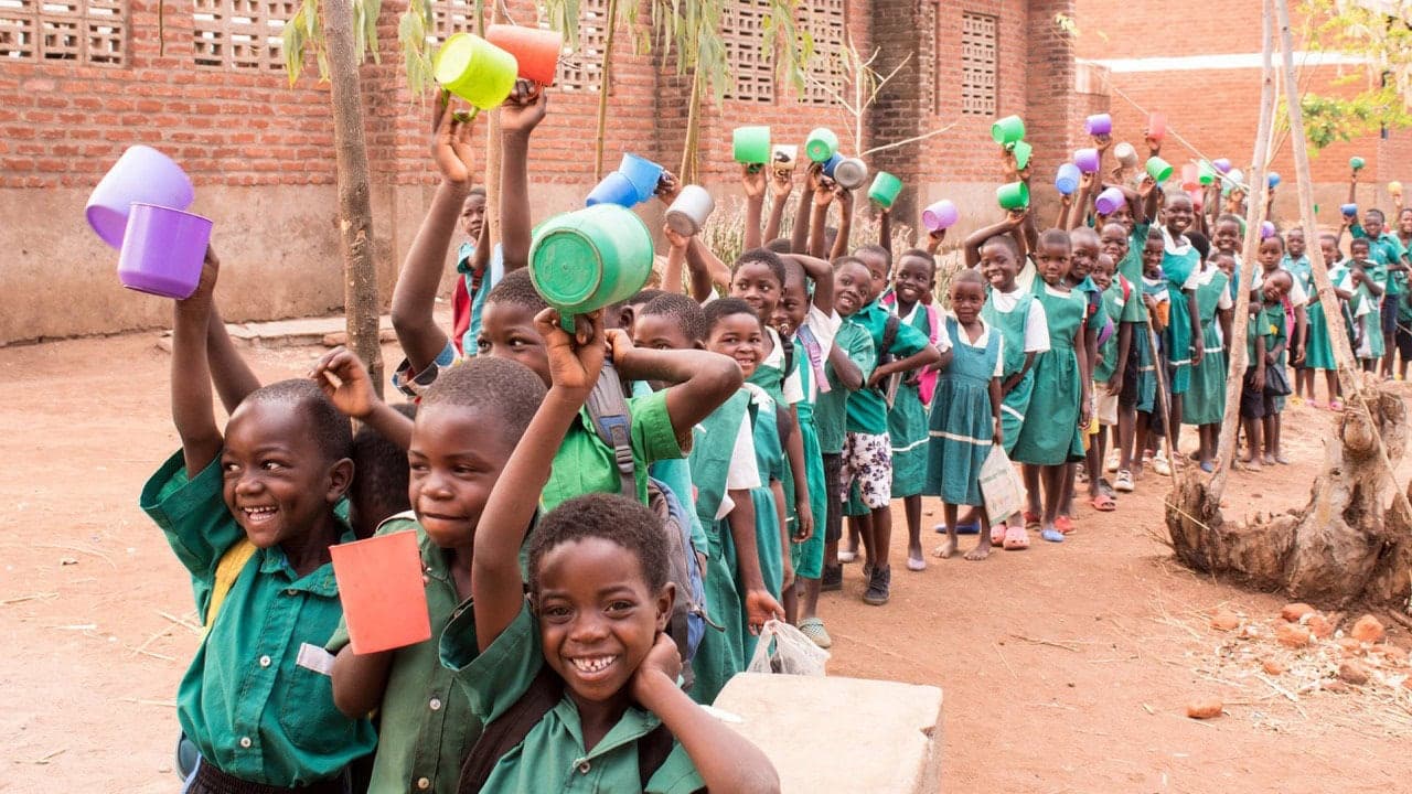 Kinder erhalten eine Schulmahlzeit im Rahmen des Programms von Mary’s Meals
